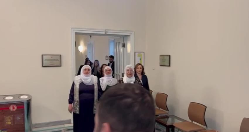 DEM Parti Sözcüsü Ayşegül Doğan'ın eşlik ettiği Barış Anneleri Heyeti,