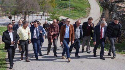 Etimesgut Belediye Başkanı Erdal Beşikcioğlu, mahallelerde yürütülen çalışmaları yerinde incelemeye