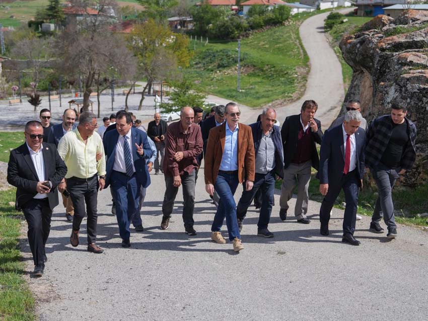 Başkan Beşikcioğlu Fevziye Mahallesi’nde incelemelerde bulundu Etimesgut Belediye Başkanı Erdal Beşikcioğlu, mahallelerde yürütülen çalışmaları yerinde incelemeye