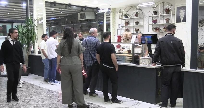 Bayram öncesi Diyarbakır’ın tescilli tatlıları için kuyruk oluştu Kurban Bayramı öncesi Diyarbakır’da vatandaşlar tatlıcılara akın etti. Coğrafi işaret