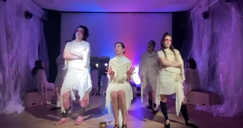 Berlin’de feminist kadınlar tiyatro grubu Divan, ikinci oyunları “İN MİR”