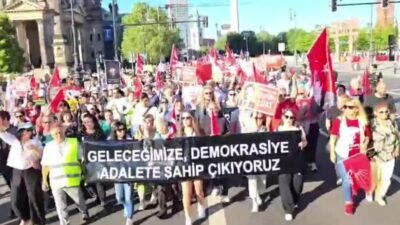 Almanya’nın başkenti Berlin’de düzenlenen “Mutlak Butlana Karşı Demokrasi Yürüyüşü”nde binlerce