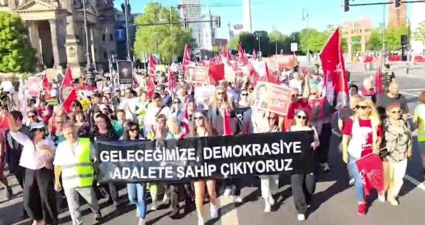 Almanya’nın başkenti Berlin’de düzenlenen “Mutlak Butlana Karşı Demokrasi Yürüyüşü”nde binlerce