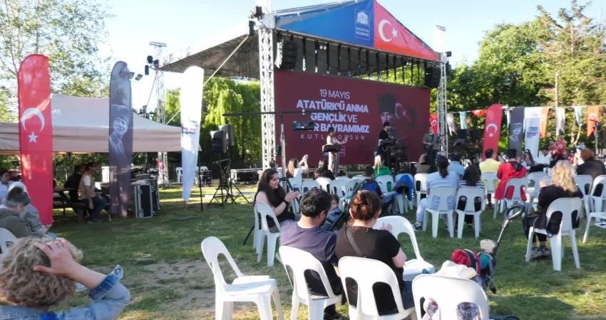 Beşiktaş Belediyesi tarafından Cüneyt Arkın Sanatçılar Parkı’nda düzenlenen 19 Mayıs