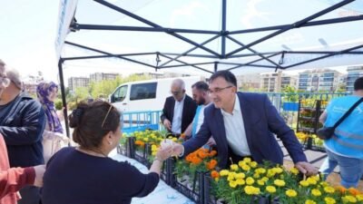 Beylikdüzü’nde Anneler Günü kutlamaları kapsamında belirlenen noktalarda çiçek dağıtımı yapılırken;