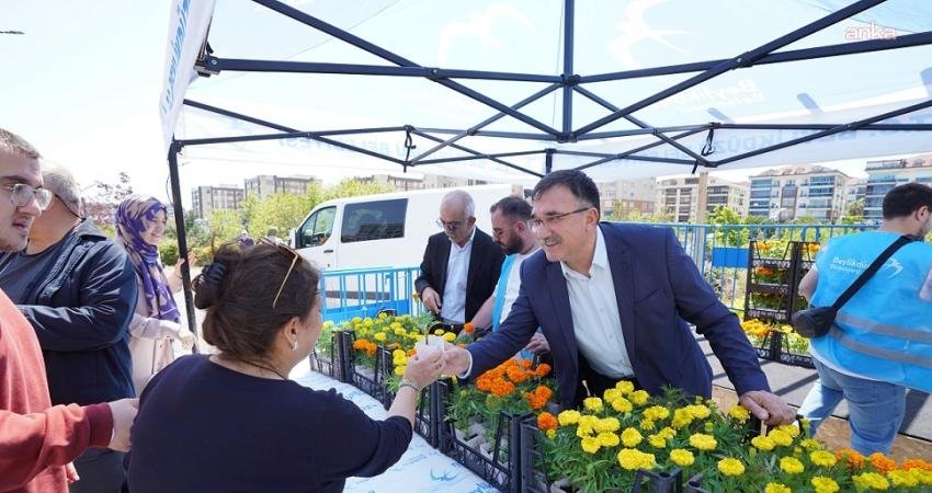 Beylikdüzü’nde Anneler Günü kutlamaları kapsamında belirlenen noktalarda çiçek dağıtımı yapılırken;