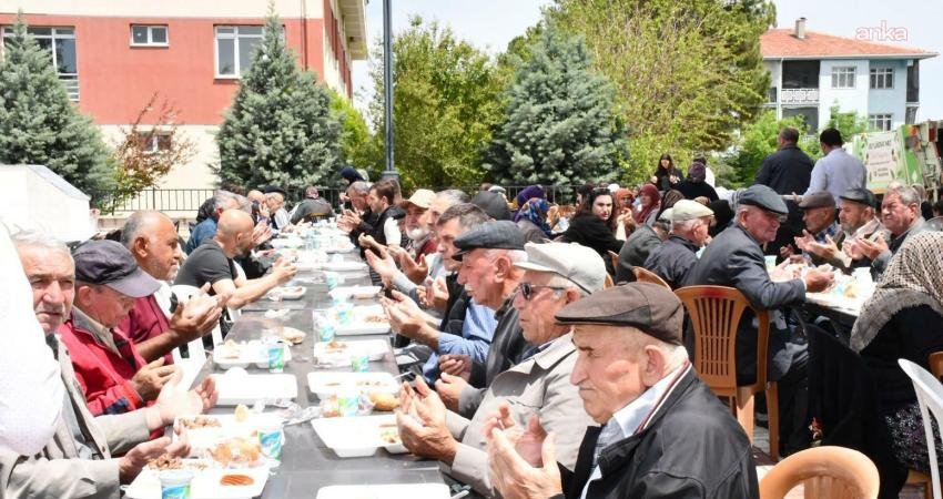 Beylikova’da geleneksel “Yağmur ve Şükür Duası” programı Beylikova Belediyesi tarafından geleneksel olarak düzenlenen "Yağmur ve Şükür Duası"
