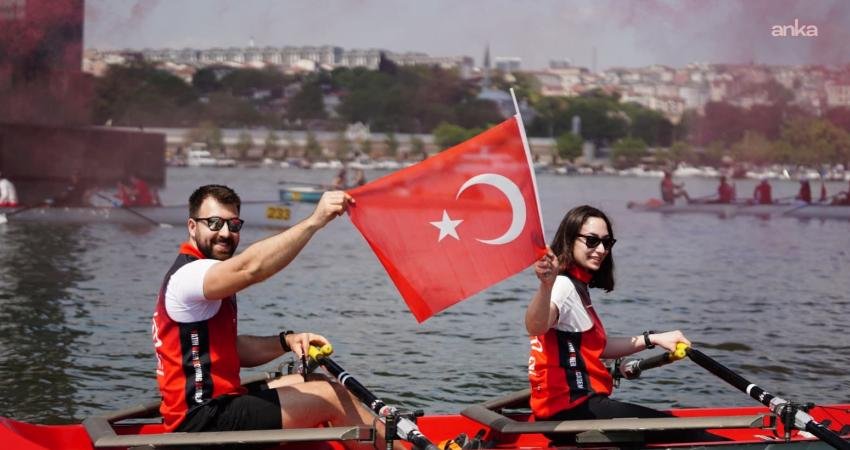 Beyoğlu’nda 19 Mayıs coşkusu, gençlerin enerjisiyle adeta bir festivale dönüştü.