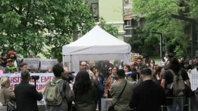 Bilgi Üniversitesi faaliyet izninin Cumhurbaşkanlığı kararıyla kaldırılması ikinci gününde protesto