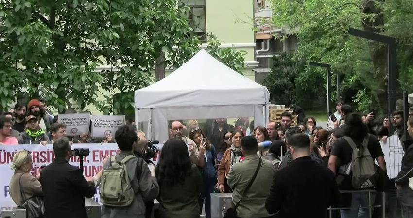 Bilgi Üniversitesi faaliyet izninin Cumhurbaşkanlığı kararıyla kaldırılması ikinci gününde protesto