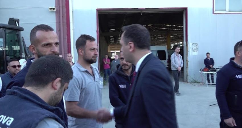 Bornova Belediye Başkanı Ömer Eşki, 1 Mayıs'ta belediye şantiyelerinde işçilerle bir
