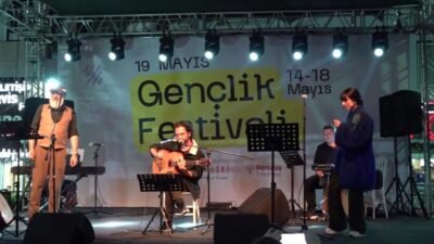 Bornova Belediyesi’nin 19 Mayıs Gençlik Festivali, Küçükpark Meydanı’nda gençlerin yoğun