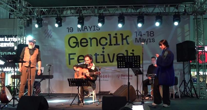 Bornova Belediyesi’nin 19 Mayıs Gençlik Festivali, Küçükpark Meydanı’nda gençlerin yoğun