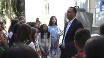 Bornova’da Şehit Erkan Er Ortaokulu öğrencileri yerel yönetimi yerinde öğrendi Ortaokul 5. sınıf öğrencileri, sosyal bilgiler dersi kapsamında Bornova Belediyesi’ni