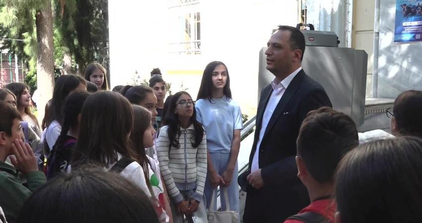 Bornova’da Şehit Erkan Er Ortaokulu öğrencileri yerel yönetimi yerinde öğrendi Ortaokul 5. sınıf öğrencileri, sosyal bilgiler dersi kapsamında Bornova Belediyesi’ni