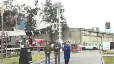 Bornova Belediyesi, parklarda kurduğu rüzgar ve güneş enerjisini birleştiren hibrit