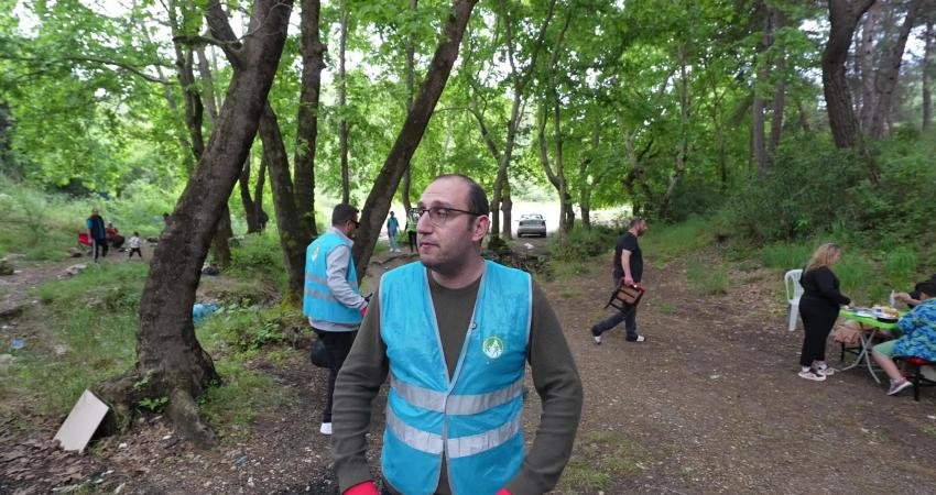 Buca’da bir araya gelen doğaseverler, çevre temizliği yaptı. Buca Belediye