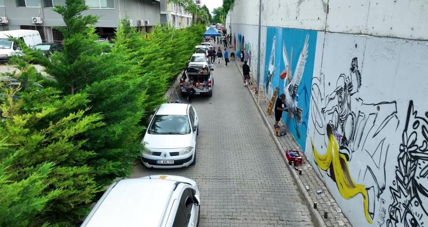 Buca’da duvarlar açık hava galerisine dönüştü Buca Belediyesi’nin bu yıl ikincisini düzenlediği Grafiti Şenliği, Türkiye’nin farklı