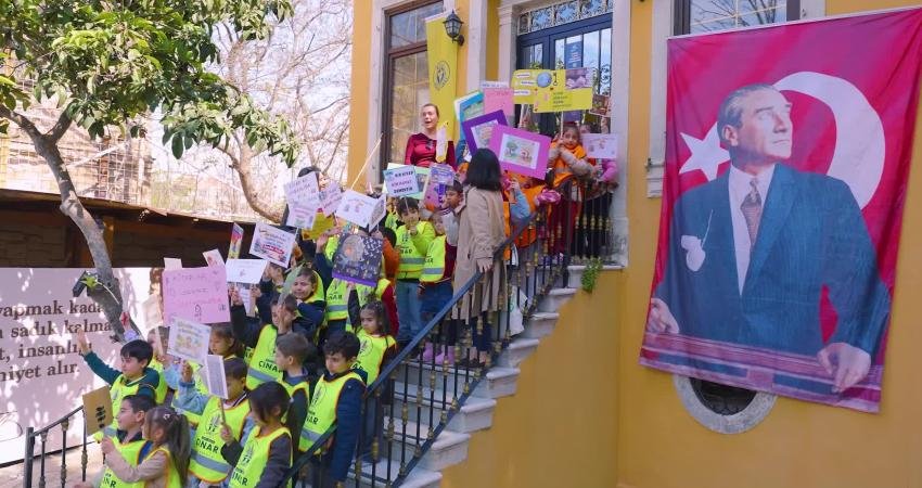 Bucalı minikler kütüphaneyi keşfetti Buca Çınar Anaokulları öğrencileri, Buca Belediyesi İlber Ortaylı Cumhuriyet Kütüphanesi’nde