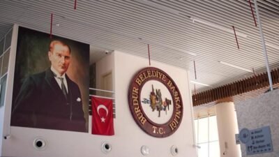 Burdur Belediye Başkanı Ali Orkun Ercengiz, Şehirlerarası Otogarı'nda faaliyet gösteren