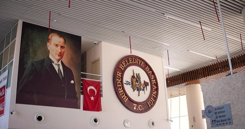 Burdur Belediye Başkanı Ali Orkun Ercengiz, Şehirlerarası Otogarı'nda faaliyet gösteren