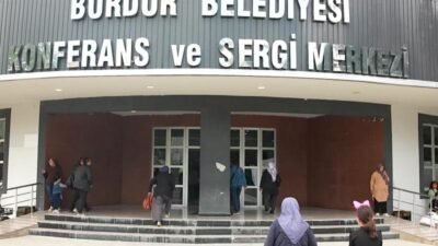 Burdur Belediye Başkanı Ali Orkun Ercengiz, Anneler Günü matinesinde kentteki