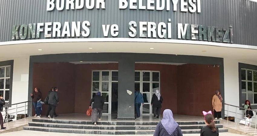 Burdur Belediye Başkanı Ali Orkun Ercengiz, Anneler Günü matinesinde kentteki