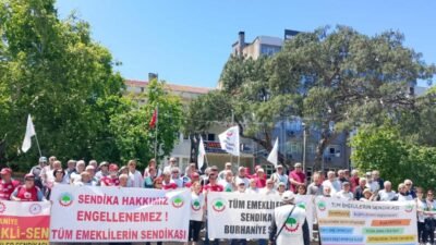 Balıkesir’in Burhaniye İlçesinde Tüm Emeklilerin Sendikası Şubesi'nin düzenlediği eylemde, "Her