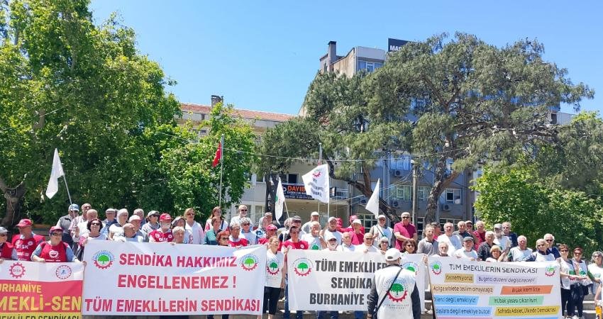 Balıkesir’in Burhaniye İlçesinde Tüm Emeklilerin Sendikası Şubesi'nin düzenlediği eylemde, "Her