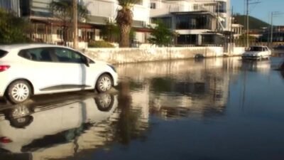 Balıkesir'in Burhaniye ilçesinde etkili olan lodos nedeniyle deniz taştı, sahil