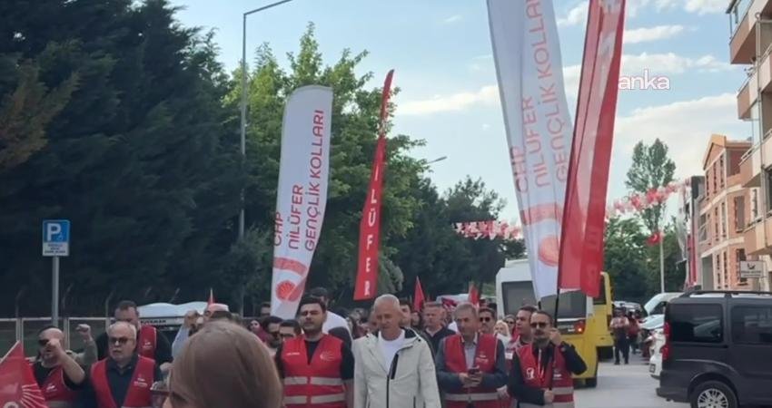 Bursa’da “mutlak butlan” protestosu: Biz siyaseti sokaklarda, çadırlarda, kahvelerde de yapabiliriz CHP’ye yönelik "mutlak butlan" kararı ve Genel Merkez'in polis nezaretinde