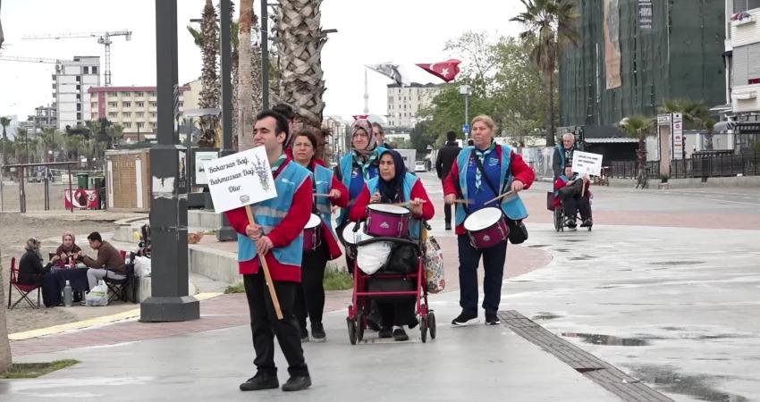Havanın ısınmasıyla birlikte özellikle hafta sonlarında Büyükçekmece Sahili’nde oluşan çevre