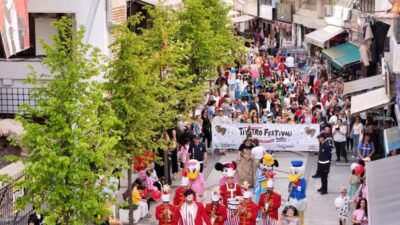 Büyükçekmece Belediyesi Halk Akademisi Tiyatro Topluluğu’nun Tiyatro Festivali, kortej yürüyüşüyle