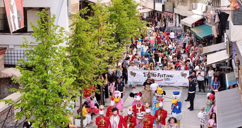 Büyükçekmece Belediyesi Halk Akademisi Tiyatro Topluluğu’nun Tiyatro Festivali, kortej yürüyüşüyle