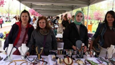 Çankaya Belediyesi bünyesinde faaliyet gösteren Çankaya Evleri’nde eğitim alan kursiyerler,