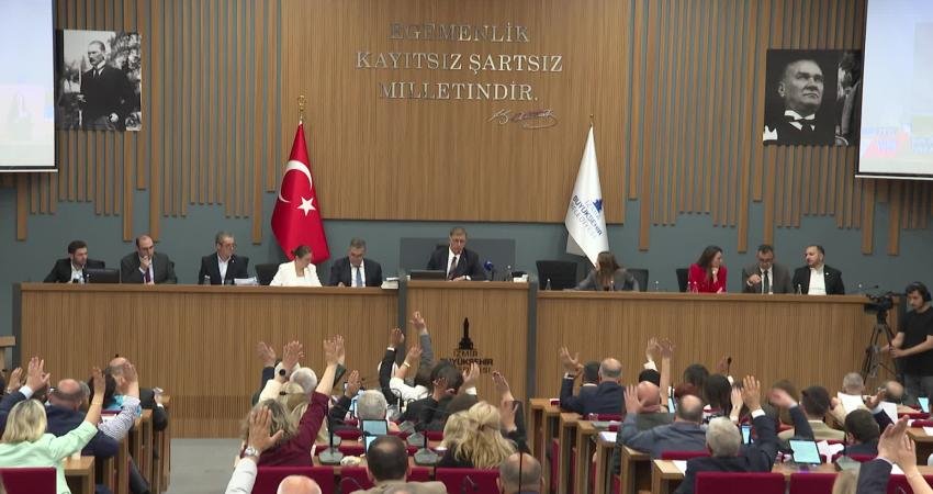 İzmir Büyükşehir Belediye Başkanı Cemil Tugay, AK Parti'ye yatırım tepkisi