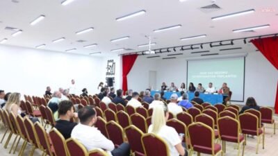 Yaz sezonu öncesi ilçedeki esnafla buluşan Çeşme Belediye Başkanı Lal