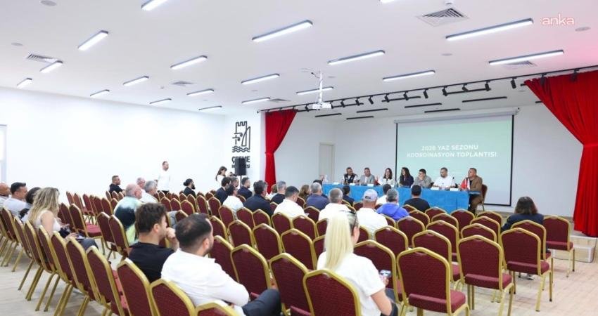 Yaz sezonu öncesi ilçedeki esnafla buluşan Çeşme Belediye Başkanı Lal