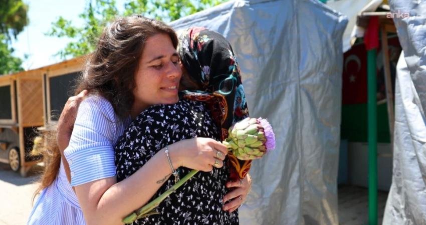 Çeşme Belediye Başkanı Lal Denizli, Kurban Bayramı'nda mahalle ziyaretleri gerçekleştirdi.