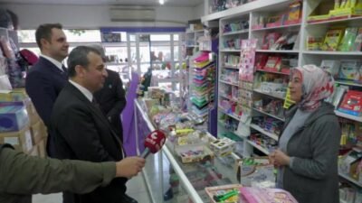 CHP Genel Başkan Yardımcısı Burhanettin Bulut, İzmir’in Güzelbahçe ilçesinde esnaf