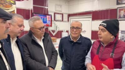 CHP Uşak örgütü sahaya inerek esnaf ve vatandaşların sorunlarını dinledi.