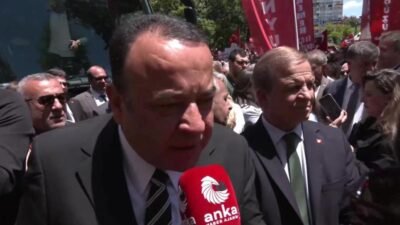 CHP Ankara Milletvekili Adnan Beker, CHP Ankara İl Başkanlığı önündeki