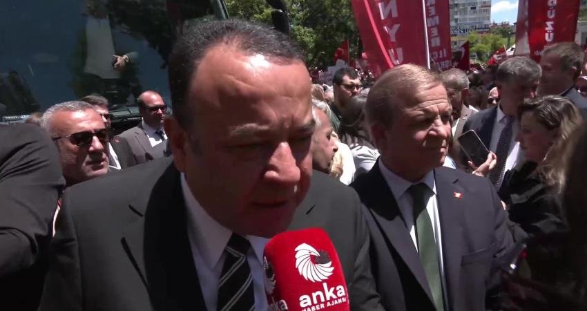 CHP Ankara Milletvekili Adnan Beker, CHP Ankara İl Başkanlığı önündeki