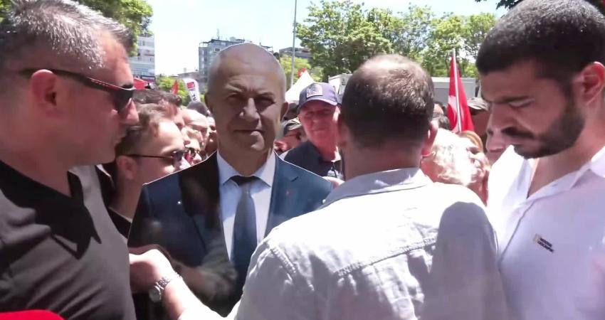 CHP Genel Başkanı Özgür Özel'in, CHP Ankara İl Başkanlığı önünde