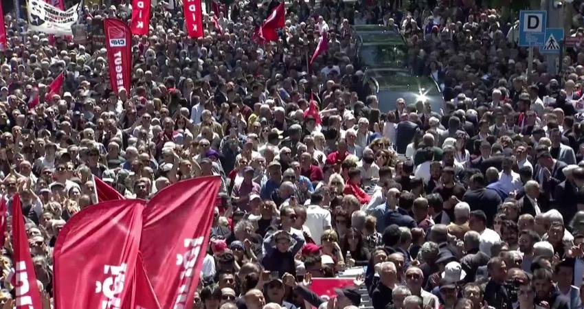 CHP Ankara İl Başkanlığı önündeki bayramlaşmada konuşan Ankara Büyükşehir Belediye