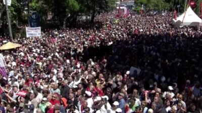 CHP Grup Başkanı Özgür Özel, partisinin Ankara İl Başkanlığı önündeki