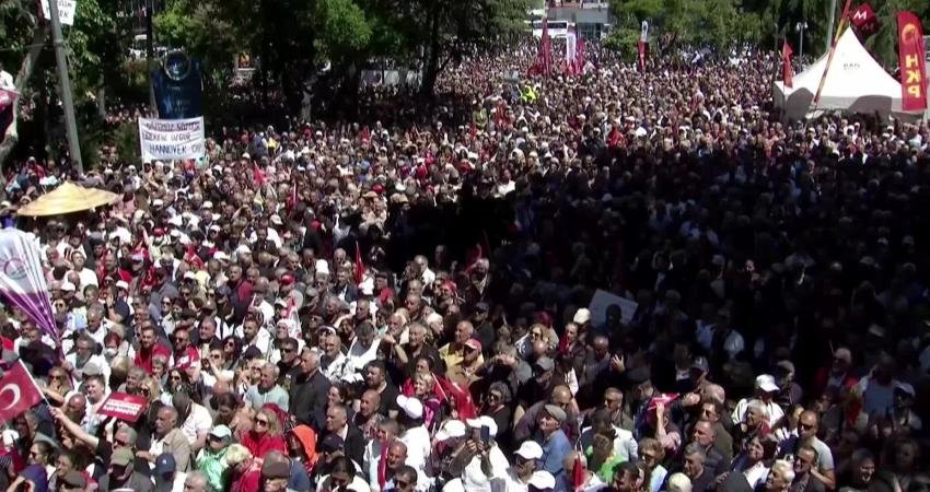 CHP Grup Başkanı Özgür Özel, partisinin Ankara İl Başkanlığı önündeki
