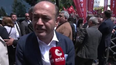 CHP İstanbul Milletvekili Özgür Karabat, CHP Ankara İl Başkanlığı önündeki