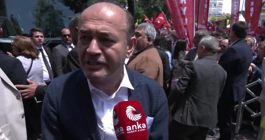 CHP Ankara İl Başkanlığı’nda bayramlaşma…Özgür Karabat: Kişilerin iktidar mücadelesine, bu mücadele alanı terk edilemez CHP İstanbul Milletvekili Özgür Karabat, CHP Ankara İl Başkanlığı önündeki