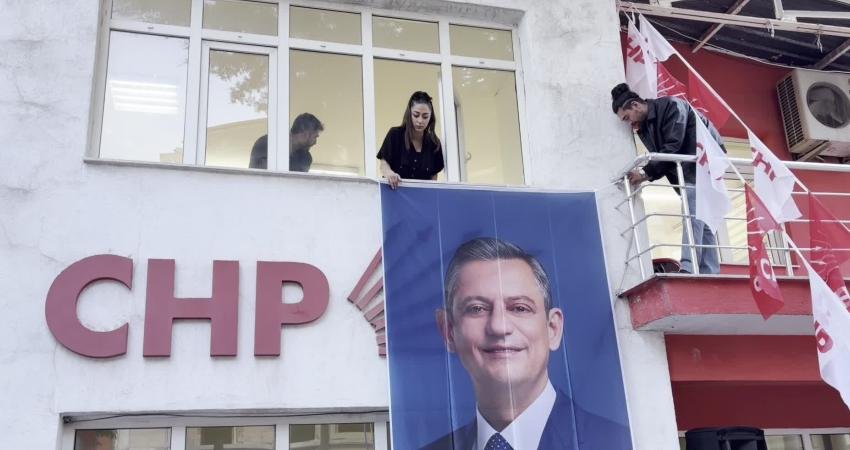 CHP Burdur İl Başkanlığı’na Özgür Özel posteri asıldı CHP’nin 38. Olağan Kurultayı’nın mahkeme kararıyla iptal edilmesinin ardından Burdur’da